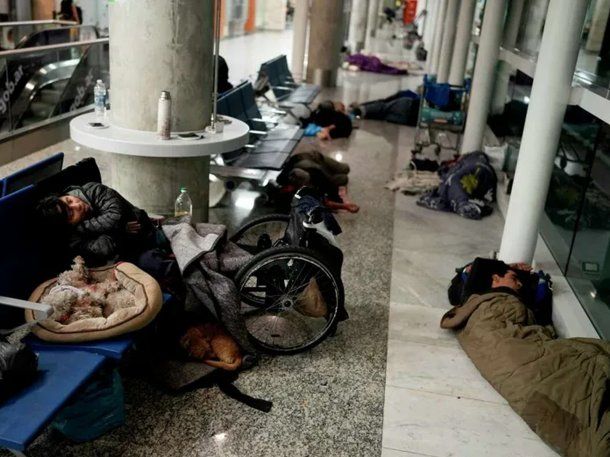 Aeroparque, refugio en las noches: unas 50 personas duermen todos los días en el piso