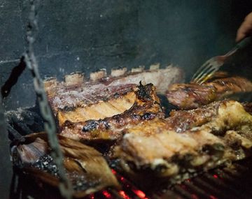 Un asado hecho por Fuegos de Oktubre