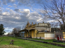 El pueblo con un encanto a 100 km que es ideal para una visita por su historia ferroviaria
