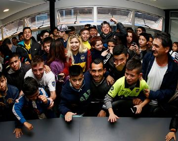 Otro gesto de Tevez: recibió a los chicos de un comedor de Fuerte Apache