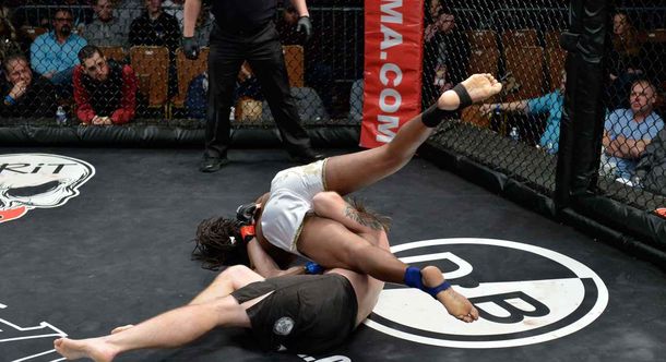 Se autonoqueó en una pelea de MMA - Crédito:&nbsp;Will Paul/CES MMA