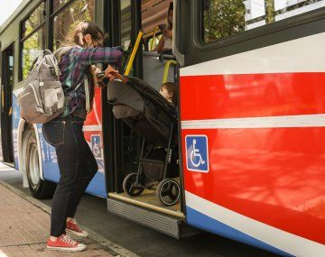 Niños en cochecitos podrán ser subidos por la puerta central en los colectivos de transporte urbano