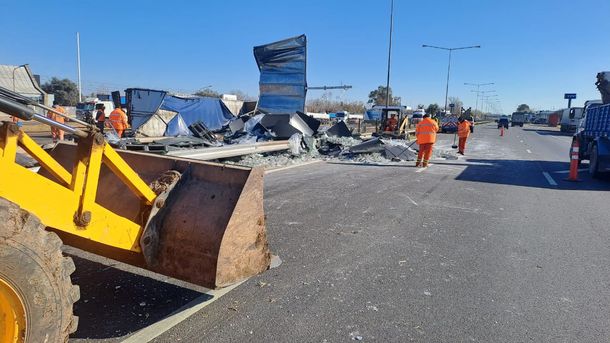 Personal de Auropistas del Sol trabajaban esta mañana para limpiar la calzada tras el choque Personal de Auropistas del Sol trabajaban esta mañana para limpiar la calzada tras el choque