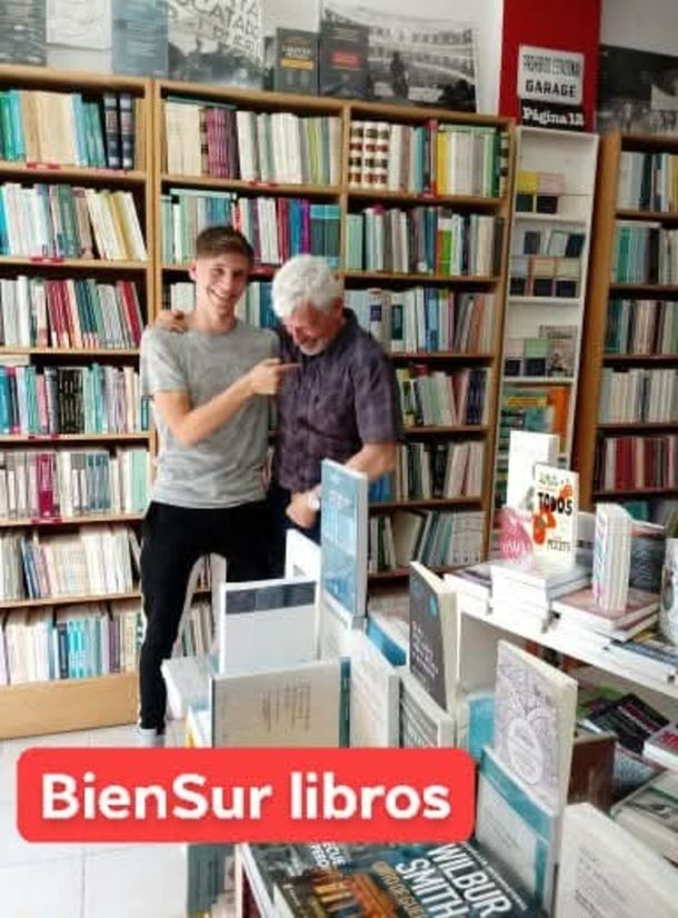 Gaspi junto a su padre en la librería de Puerto Madryn Gaspi junto a su padre en la librería de Puerto Madryn