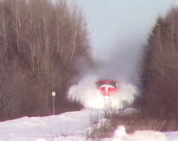 Mirá el paso de un tren por la nieve
