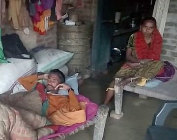 Ghasi Ram con su mujer tras la drástica decisión de castrarse con un cuchillo