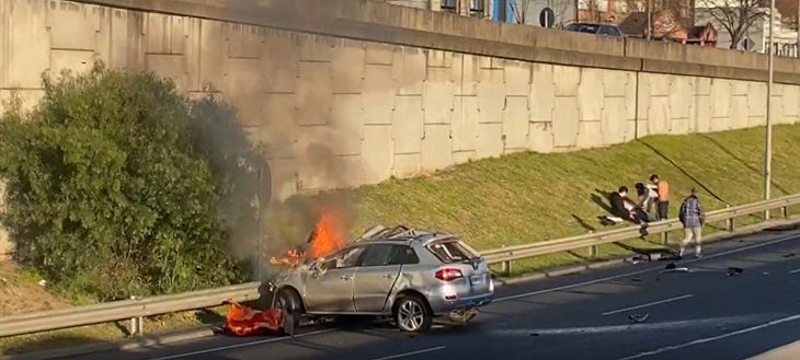 Una camioneta chocó y se incendió en Panamericana y General Paz: sus ocupantes se salvaron de milagro