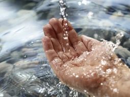 ¿Por qué se nos arrugan los dedos cuando estamos en el agua?