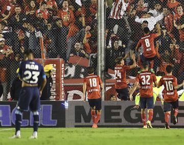 El ex volante de Gimnasia festeja alocado su gran gol