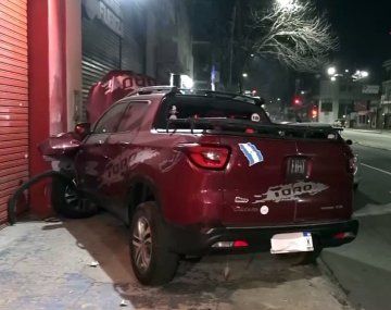 La camioneta impactó contra un local en Villa Crespo. 