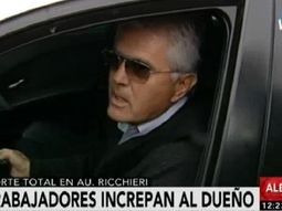 trabajadores de cresta roja increpan al dueno durante una protesta trabajadores de cresta roja increpan al dueno durante una protesta