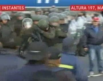 VIDEO: Así atacaron a la Gendarmería los colectiveros de la línea 60