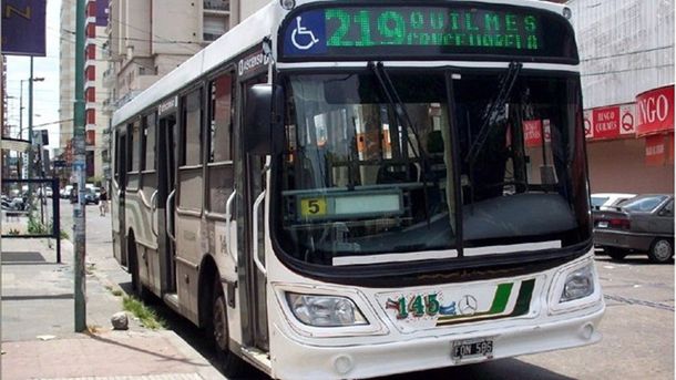Dos ladrones asaltaron un colectivo en Quilmes y lo desviaron de su recorrido