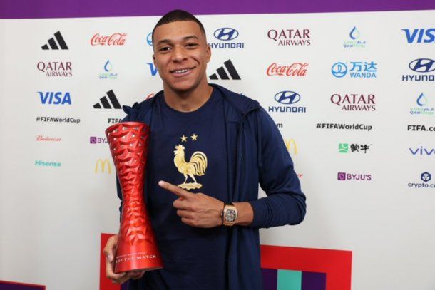 Por qué Mbappé tapa el logo del sponsor al recibir el premio al MVP