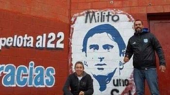 osados: hinchas de racing pintaron un mural de diego milito en la cancha del rojo osados: hinchas de racing pintaron un mural de diego milito en la cancha del rojo