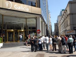 El Gobierno busca frenar el paro nacional de los bancarios