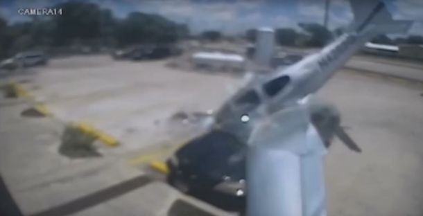 Impactante: una avioneta cayó sobre un auto estacionado en un aeropuerto