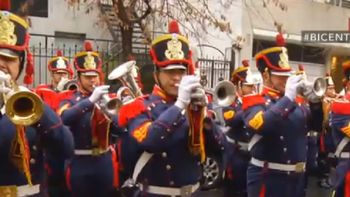 video: asi tocaron el himno los granaderos en la puerta de c5n video: asi tocaron el himno los granaderos en la puerta de c5n