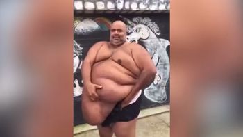 video: un hombre escondio su arma debajo de su abultado abdomen video: un hombre escondio su arma debajo de su abultado abdomen