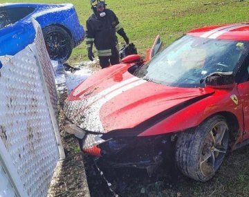 Dos Ferraris se estrellaron contra la pared de una mansión