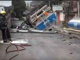 Así quedó el camión de YPF en Ciudad Evita Así quedó el camión de YPF en Ciudad Evita