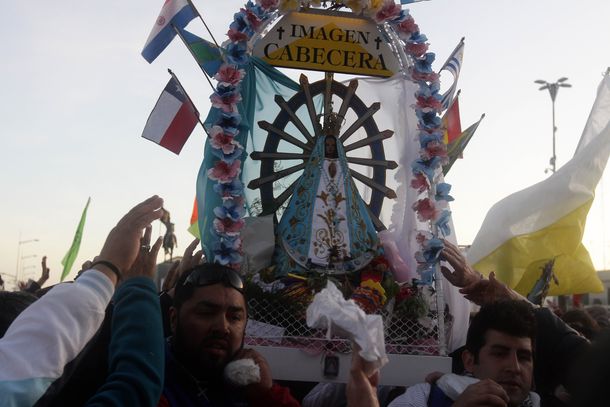 Miles de fieles participan esta noche de una nueva peregrinación a Luján