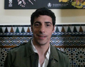 El galán de Guapas que protagoniza un film con su esposa