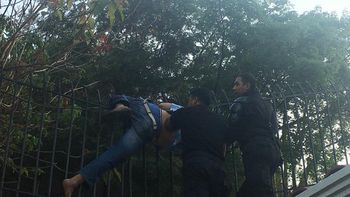 Intentó robar en una casa y quedó atrapado en la reja. Imagen cortesía de Informate Salta Intentó robar en una casa y quedó atrapado en la reja. Imagen cortesía de Informate Salta