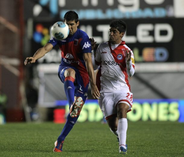 Argentinos venció a Tigre y trepó a lo más alto