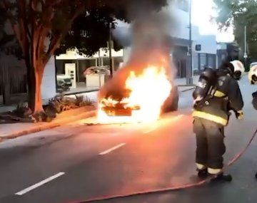 Video: incendio destruyó a un auto en plena avenida Beiró