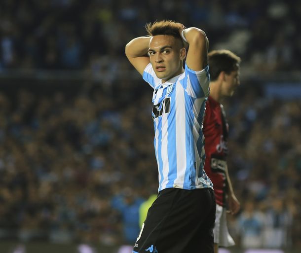Lautaro Martínez se lamenta en una de las posibilidades que su equipo desperdició