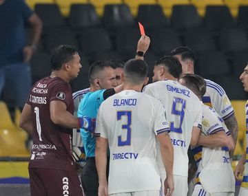 La actitud de Ascacibar con sus compañeros tras su expulsión en Boca ante Barcelona