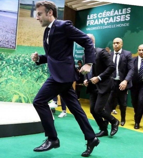 Emmanuel Macron huye corriendo de La Rural parisina en medio de una protesta de agricultores