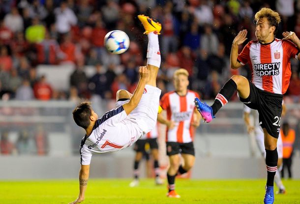 Una genial chilena de Benítez abrió el marcador en el Libertadores de América (@juanlp40)