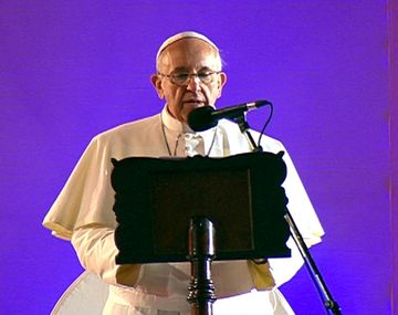 El Papa reza el Angelus y realiza multitudinario Via Crucis