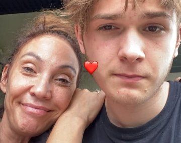 Ernestina Pais junto a su hijo Benicio.