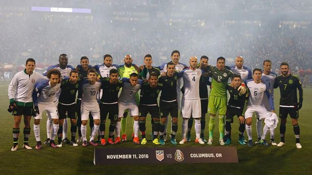 Jugadores de México y Estados Unidos antes del partido en Ohio