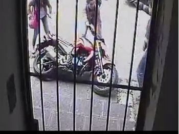 Un ladrón armado robó una moto y fue grabado por la cámara de un kiosco