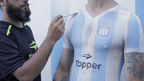Los hinchas de Racing se pintaron la camiseta del campeón en la piel