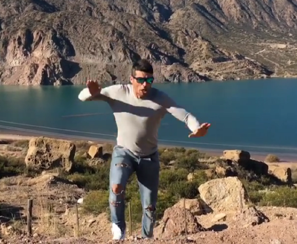 El blooper de Cristian U en una montaña mientras intentaba sacarse una foto