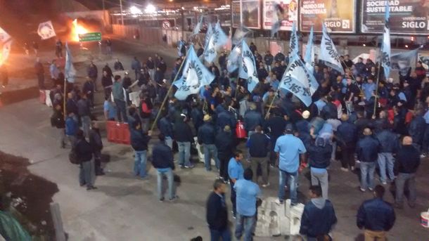 Colectiveros realizan un sorpresivo corte en Puente La Noria