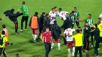 insultos, pinas y patadas: asi se despidio huracan de la copa libertadores insultos, pinas y patadas: asi se despidio huracan de la copa libertadores