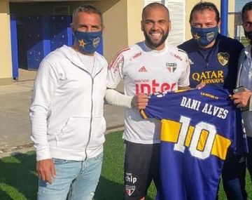 Boca le regaló una camiseta a Dani Alves antes de que juegue con River