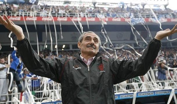 El DT fue subcampeón del Clausura 2009 dirigiendo a Huracán