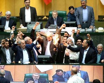 Diputados quemaron una bandera de Estados Unidos