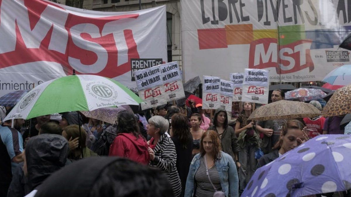 Estatales Hicieron Un Abrazo Solidario Al INADI Contra El Cierre