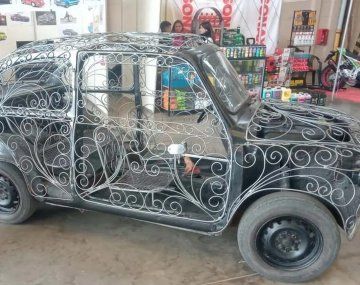 Furor en redes sociales: tuneó su Fiat 600 como si fuera una carroza
