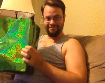 Sorprende a su marido sordo y lo hace llorar