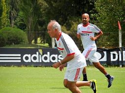 se juntaron los idolos: sabella y veron jugaron un partido se juntaron los idolos: sabella y veron jugaron un partido