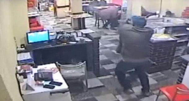 VIDEO: Quisieron robar en un bar, pero se encontraron con un policía